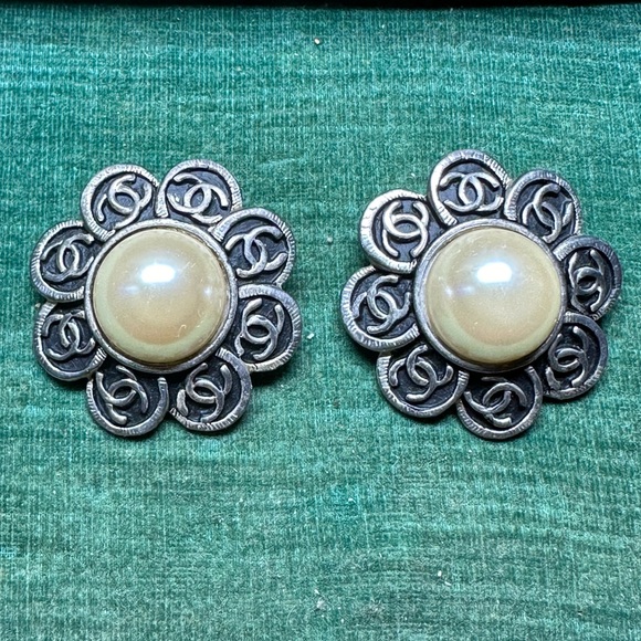 Vintage CHANEL Pearl Flower Earrings Silver Tone Made in France - Picture 5 of 8